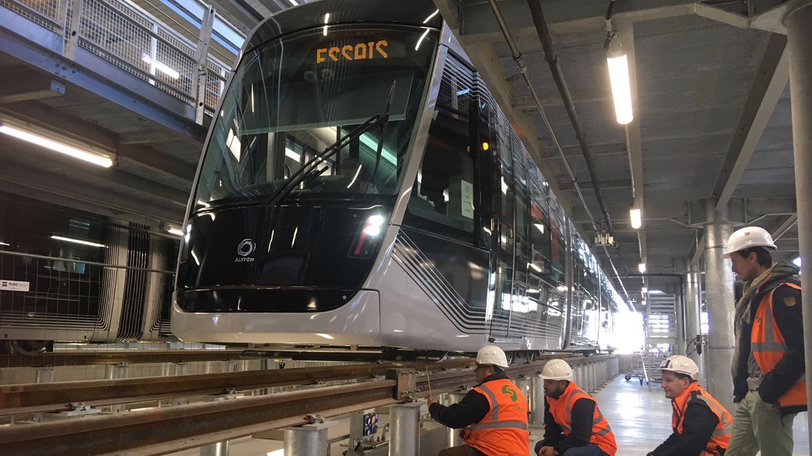 Rame de tramway en cours d'entretien